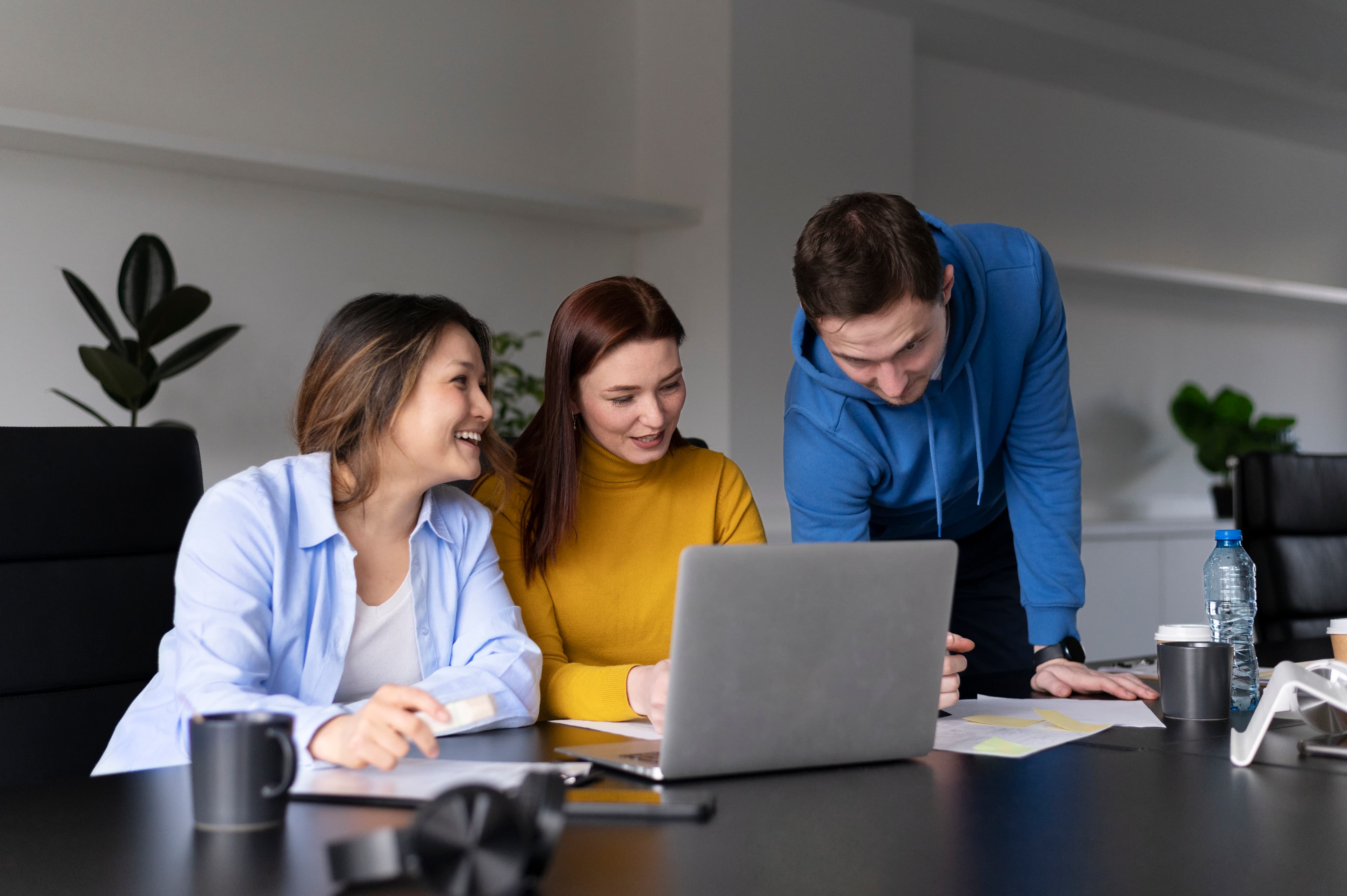 Equipo de una empresa revisando su operación de factoring con Digiticapital